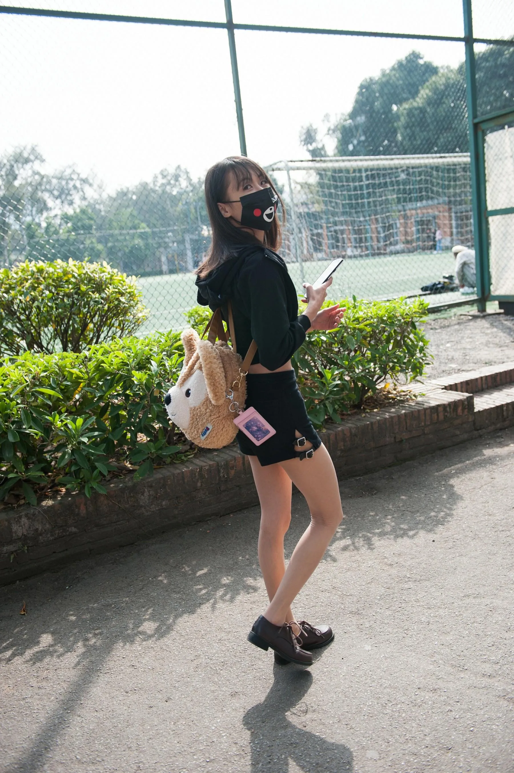 [魔镜街拍] NO.132 足球场肉丝美腿小姐姐口罩掩盖不住你的微笑 [176P]插图4